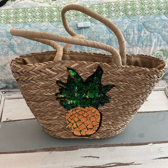 Source Unknown Handbags - NWOT PINEAPPLE SEQUIN sea grass beach bag.